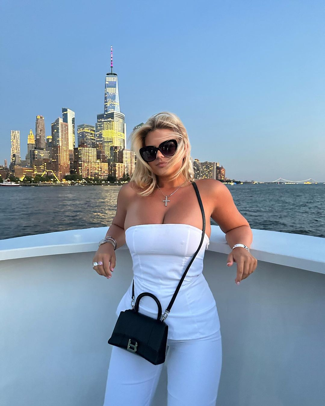 Apollonia Llewellyn's New York snaps stun fans