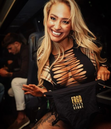 Ebanie bridges, dubbed the sexiest boxer of all time, turns heads with an racy Instagram photo