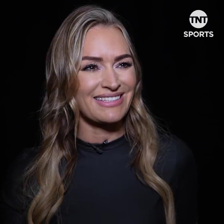 Laura Woods is hailed as 'absolutely Divine' by her fans for her stunning appearance in a black tight outfit at the boxing.