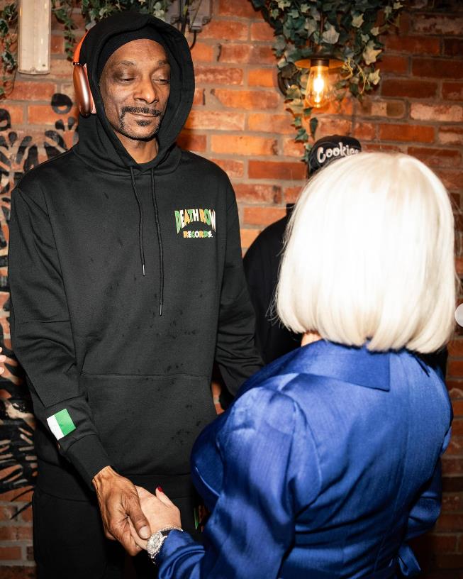 Snoop dogg surprises Conor McGregor’s mother Margaret by visiting Black Forge Inn