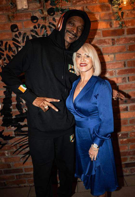Snoop dogg surprises Conor McGregor’s mother Margaret by visiting Black Forge Inn