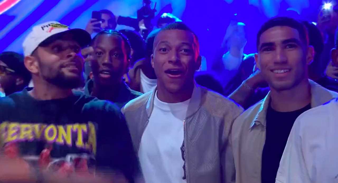 Cedric Doumbe, a French MMA superstar, scores a stunning nine-second KO. Kylian Mbappe & PSG teammates are left in utter shock.