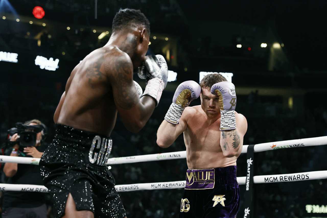 Canelo Alvarez Dominates Jermell Charlo in Super Middleweight Showdown