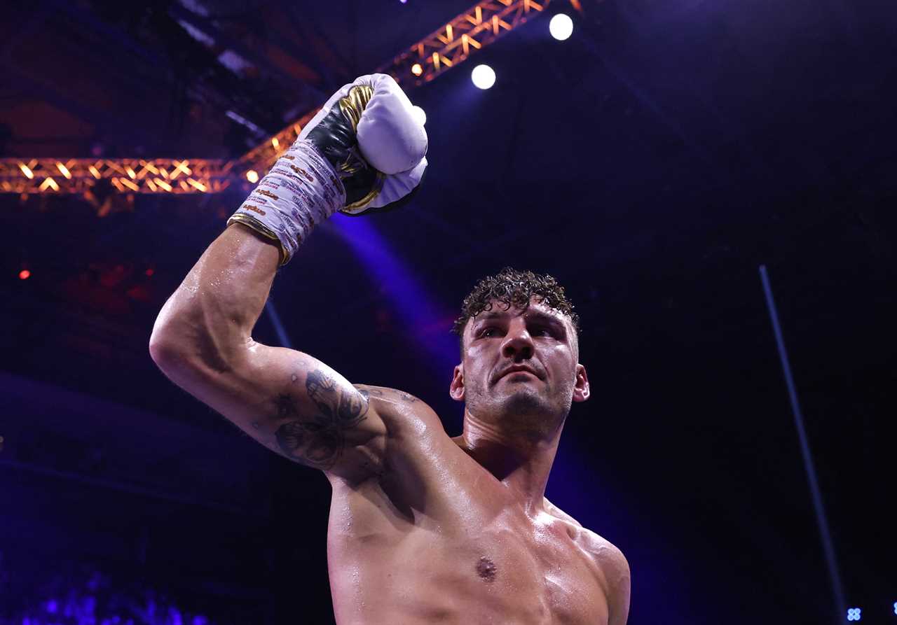 Leigh Wood wins in the seventh round against Josh Warrington