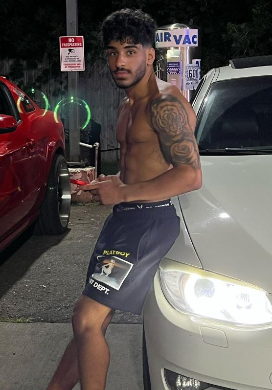 What is the boxing record of Walid Sharks?