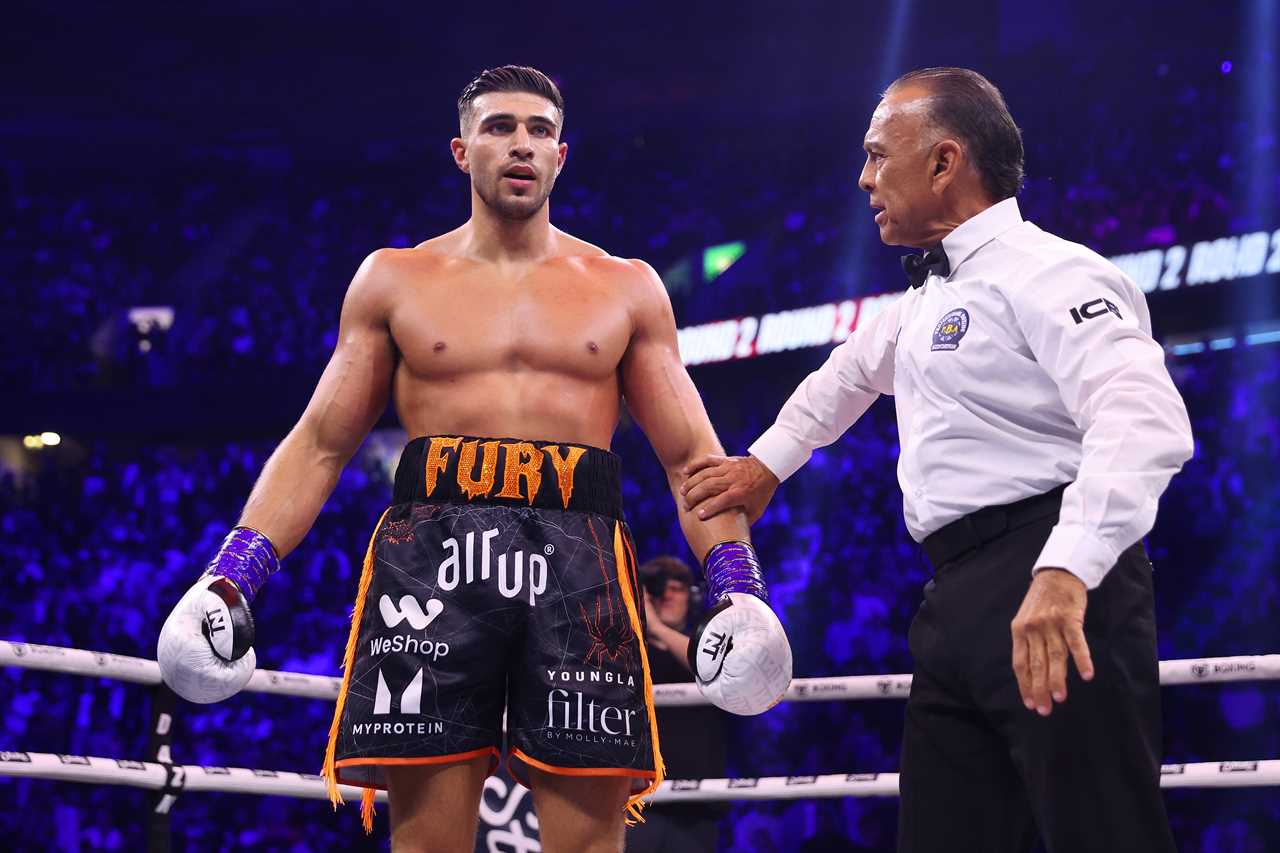 Tommy Fury Loses a Point after Hitting KSI on the Back of the head
