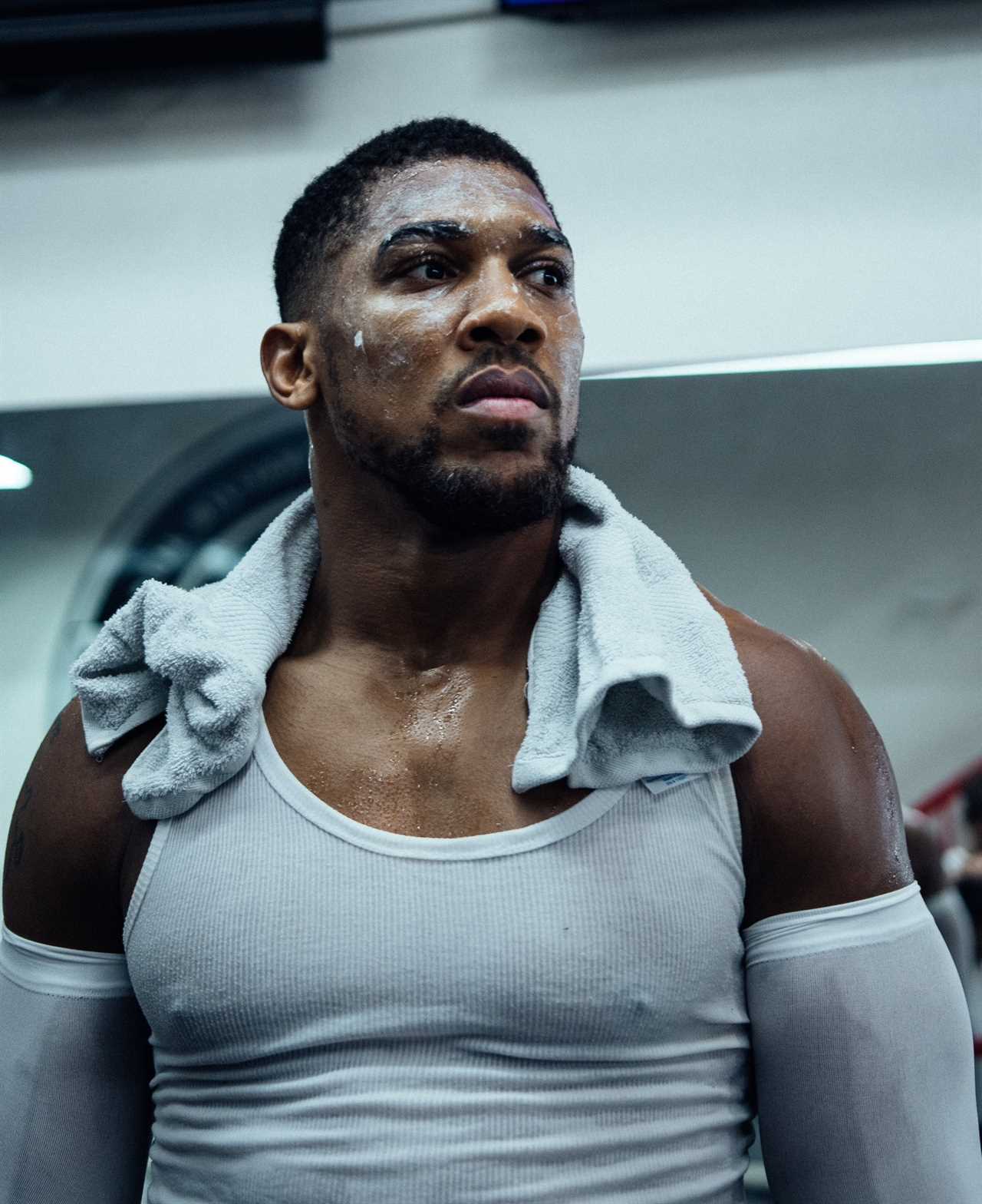 Anthony Joshua spends 2,000 pound sterling on a pitch black retreat