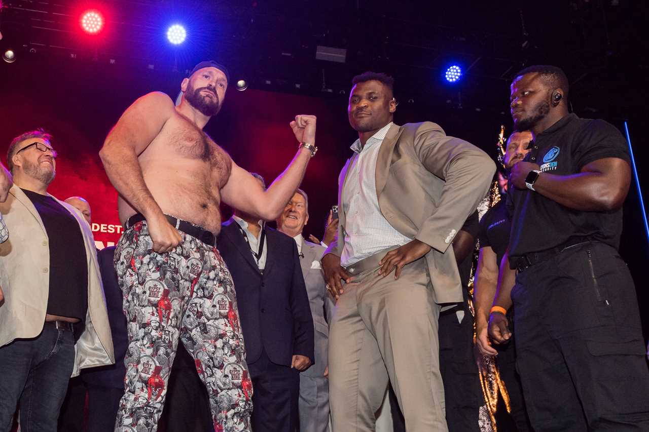 Tyson Fury shows off his muscles in a training selfie ahead of the clash with Francis Ngannou
