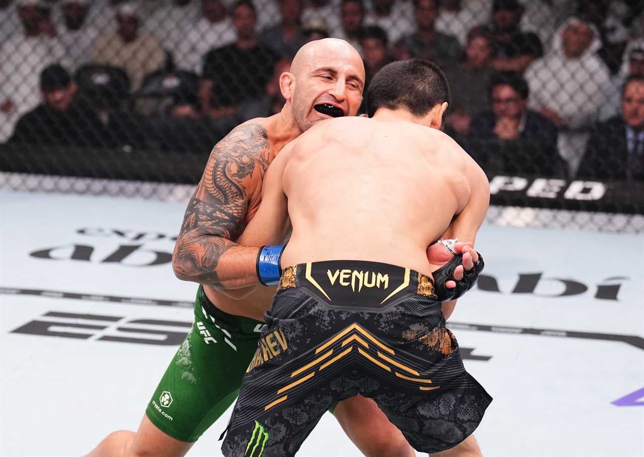UFC 294: Islam Makhachev knocks out Alexander Volkanovski using an insane head kick to retain the Lightweight title