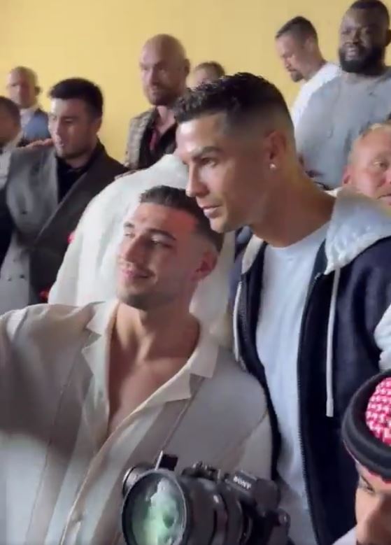Fans Spot awkward Moment Tommy Fury Leaves Cristiano 'Waiting For A Handshake' After Posing Selfie