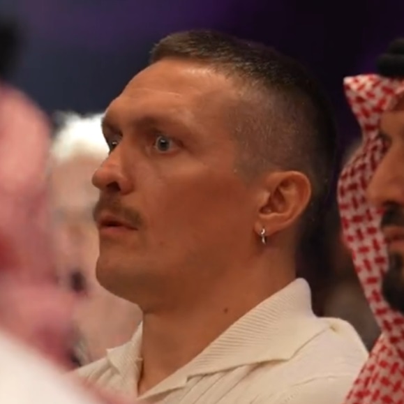 Francis Ngannou knocks down Tyson Fury, leaving Oleksandr usyk stunned