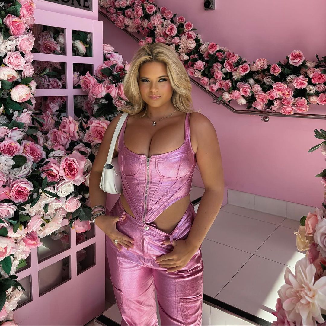 Boxing ring girl Apollonia Llewellyn stuns in all-pink denim outfit as fans label her ‘beautiful as always’