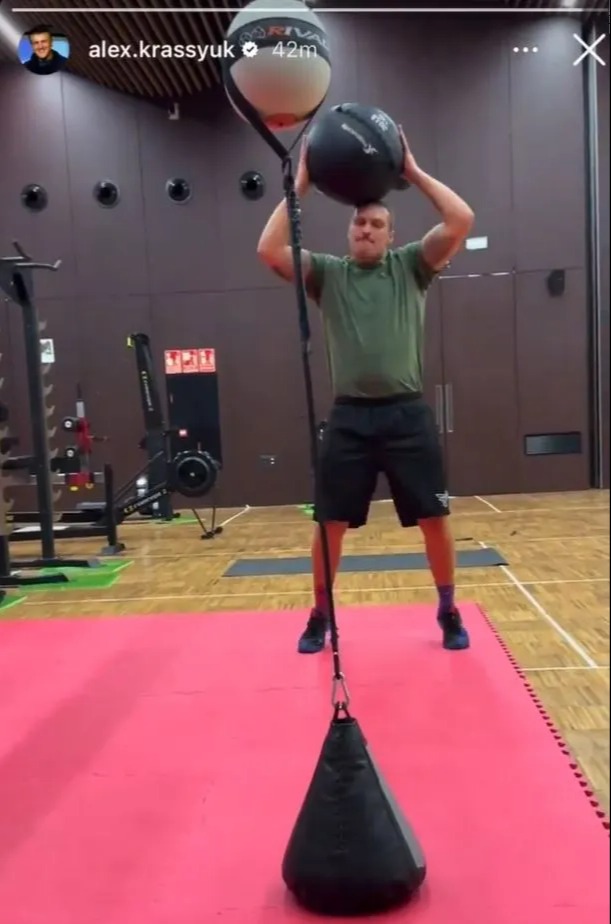 Boxing Fans Fear Oleksandr Usyk's Chances Against Tyson Fury as He Shows Off Strength Training