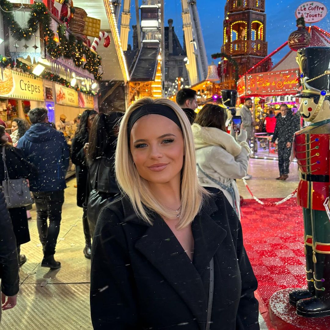 Boxing Ring Girl Apollonia Llewellyn Strikes a Pose in Paris for Christmas