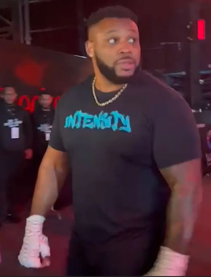 Jarrell Miller Sends Rude Gesture to Derek Chisora as Drug Cheat Fumes at Anthony Joshua Pal After Workout