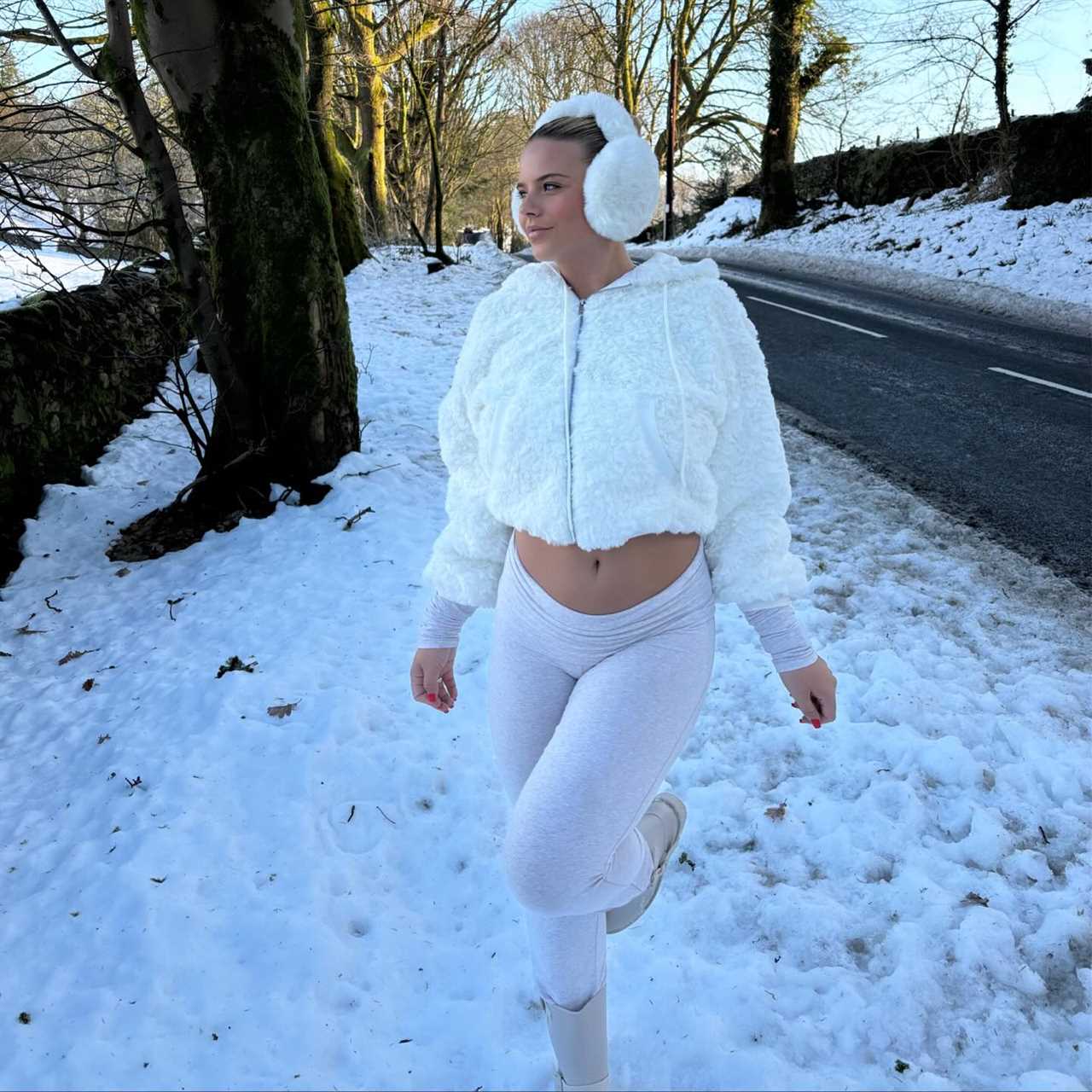 Boxing ring girl Apollonia Llewellyn wows fans with stunning winter look
