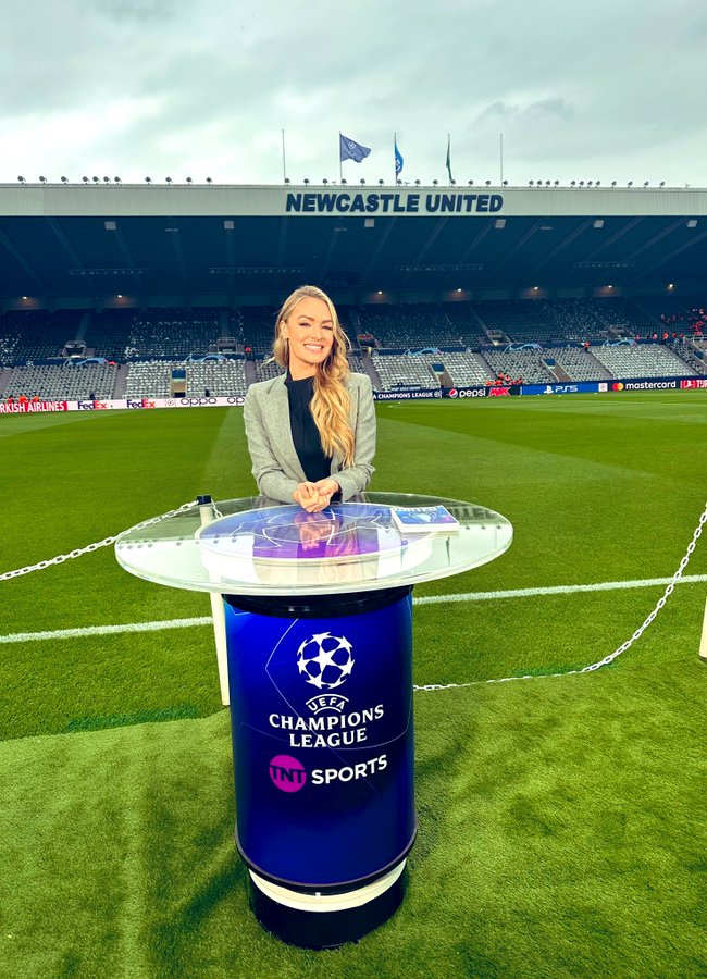 Laura Woods stuns in elegant black ensemble as she hosts TNT Sports coverage of Joshua vs Wallin