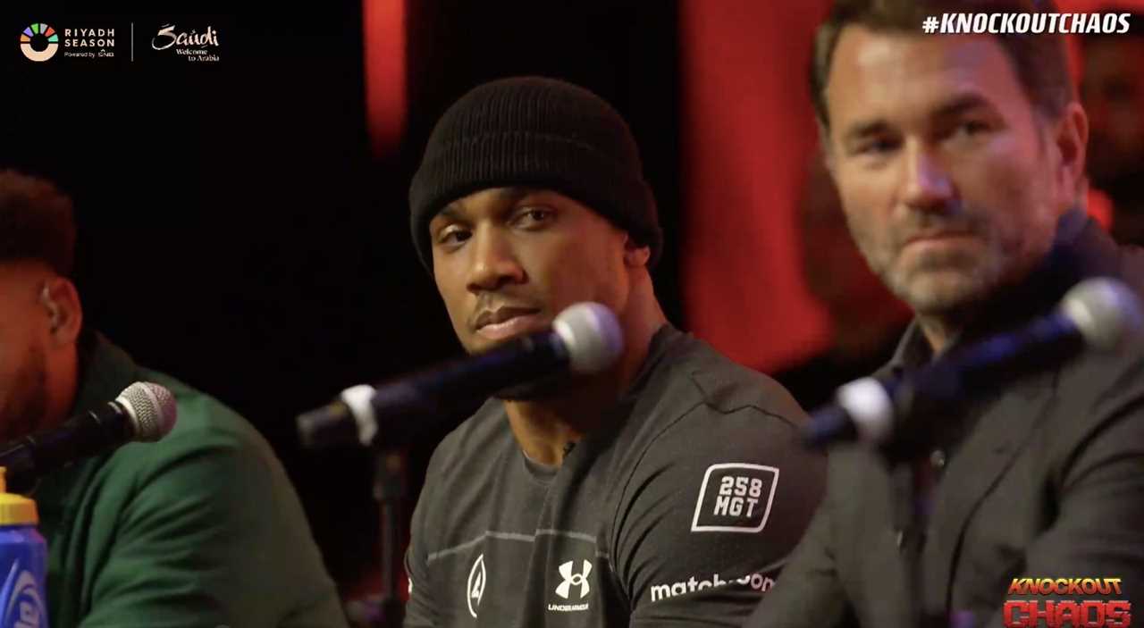 Anthony Joshua stares down Francis Ngannou after taunt over Chin