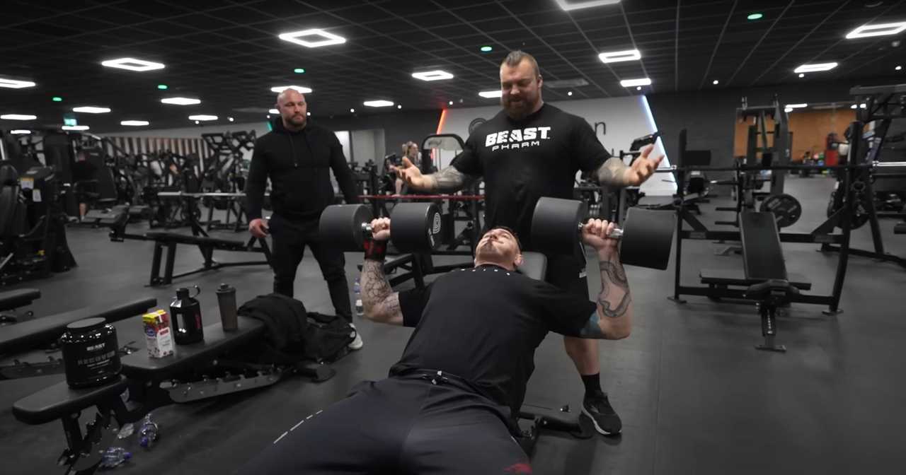 Tom Aspinall, UFC star, shows incredible strength by lifting weight of two flyweight fighters on each arm