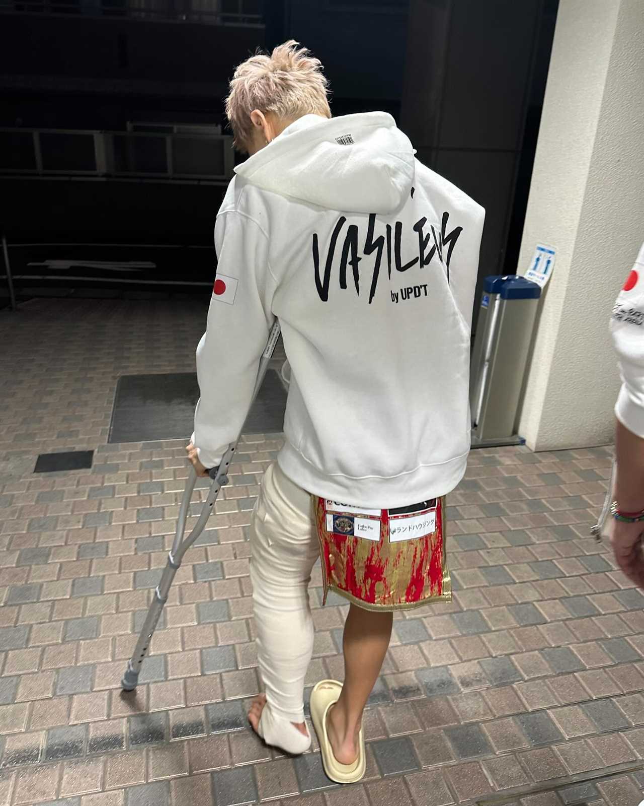 Kickboxing star suffers grotesquely swollen leg and is unable to walk after tearing muscle