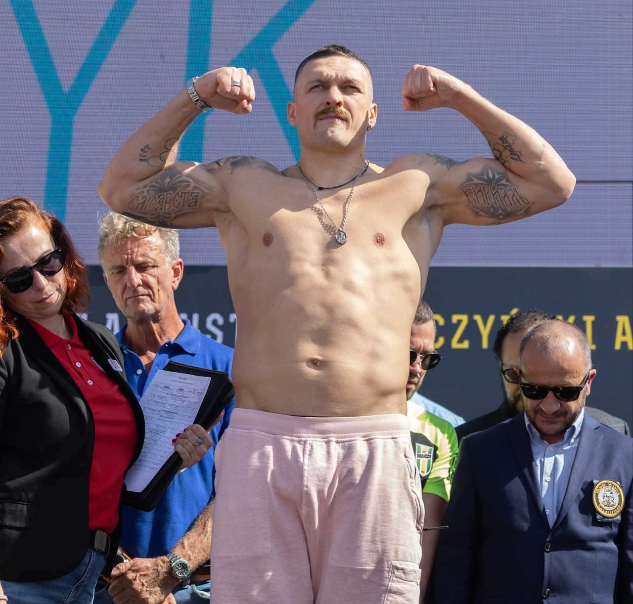Oleksandr Usky, a 6ft 8in MMA champion, offers to spar with him for the Tyson Fury fight