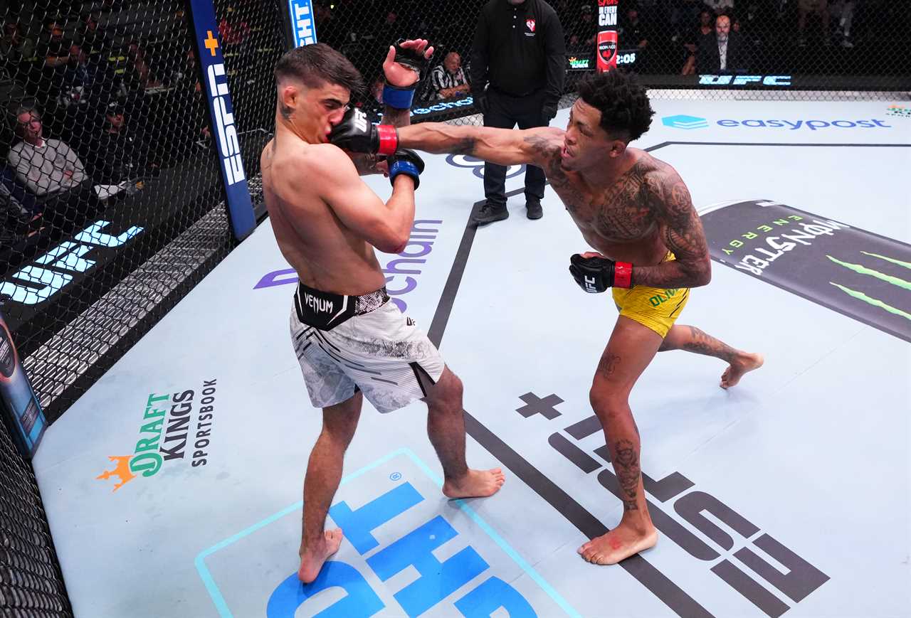UFC star Vinicius Oliveira stuns fans with Brutal Flying knee KO