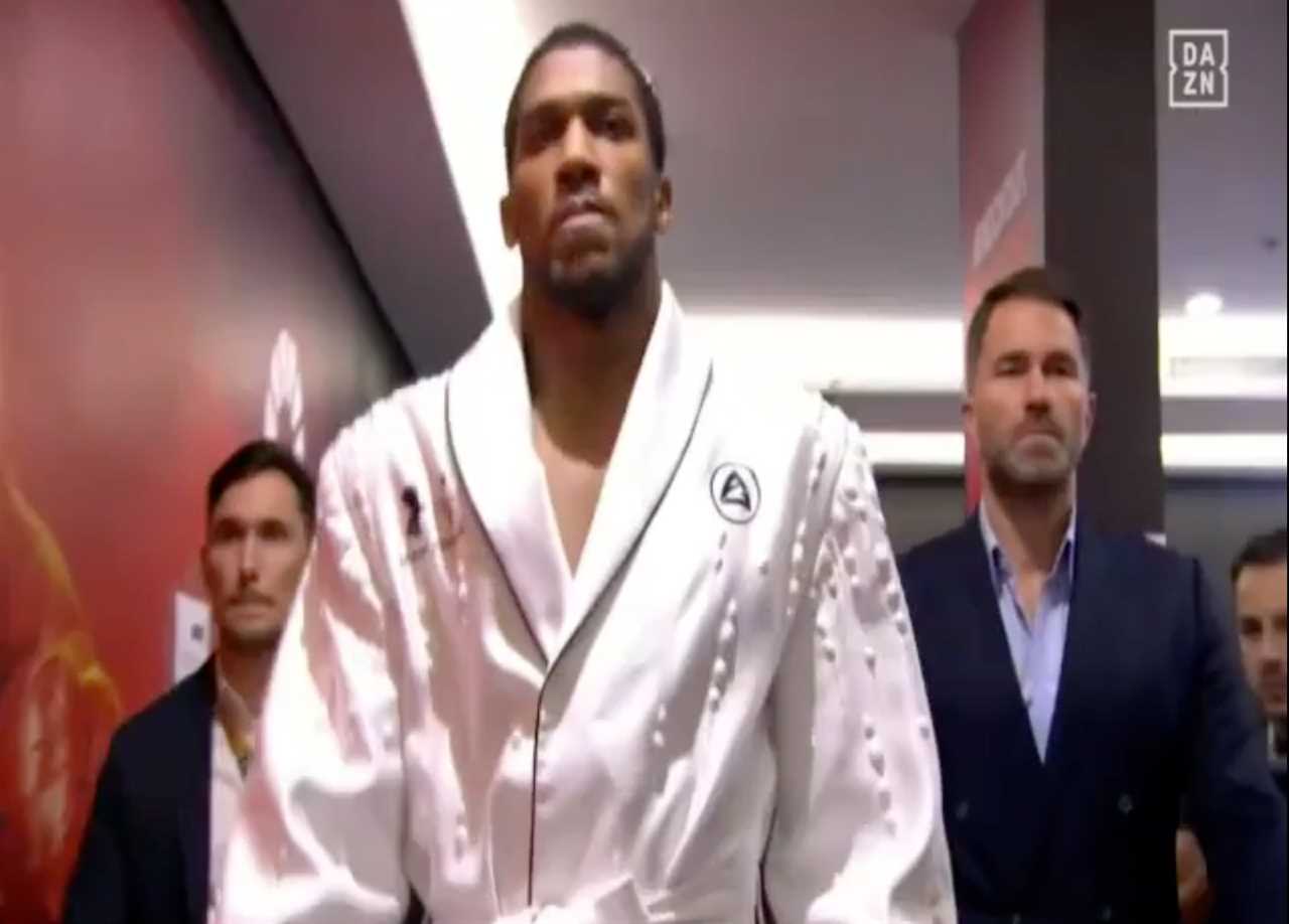 Eddie Hearn, Anthony Joshua's promoter, amazes fans with a 'Teleportation into the Ring'