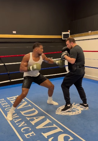 Anthony Joshua's Training Fear: Coach is almost knocked out in a terrifying video