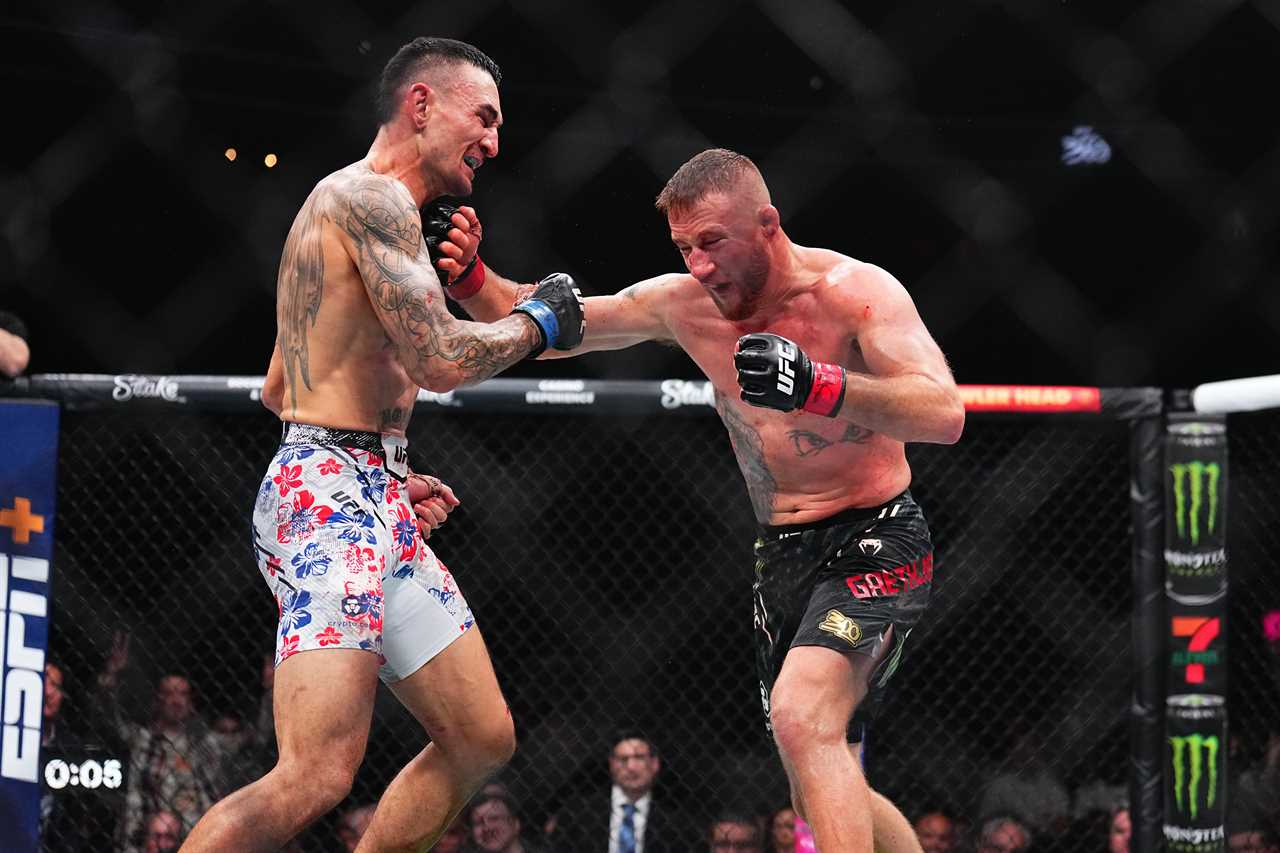 MAX HOLLOWAY scores last-second KO over Justin Gaethje in UFC 300