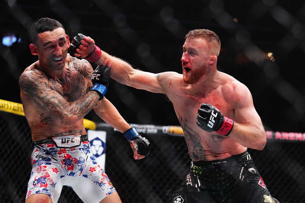 MAX HOLLOWAY scores last-second KO over Justin Gaethje in UFC 300