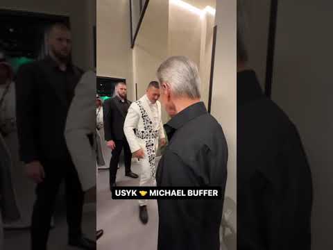 Michael Buffer LOVES what Usyk is wearing 😍