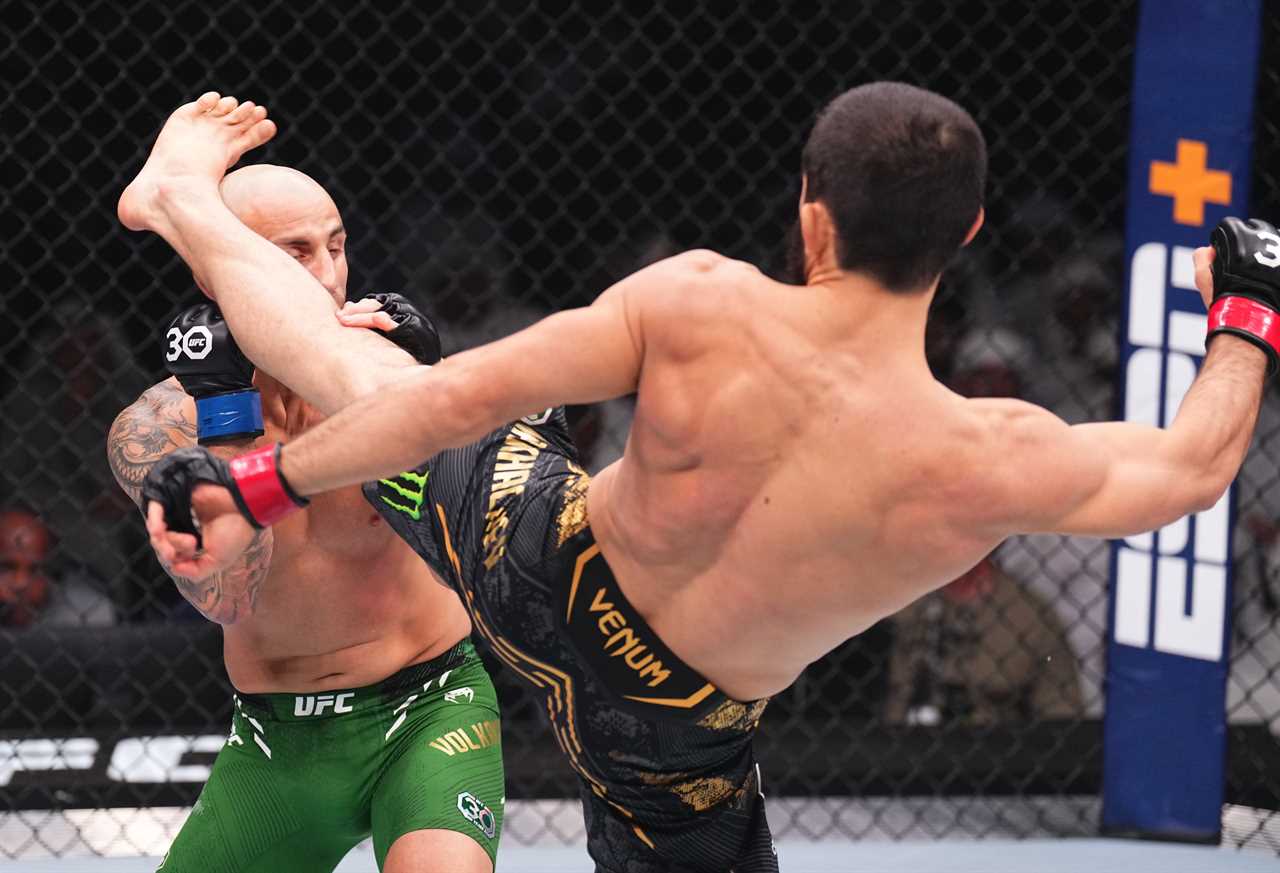 Dustin Poirier faces tough test against Islam Makhachev at UFC 302