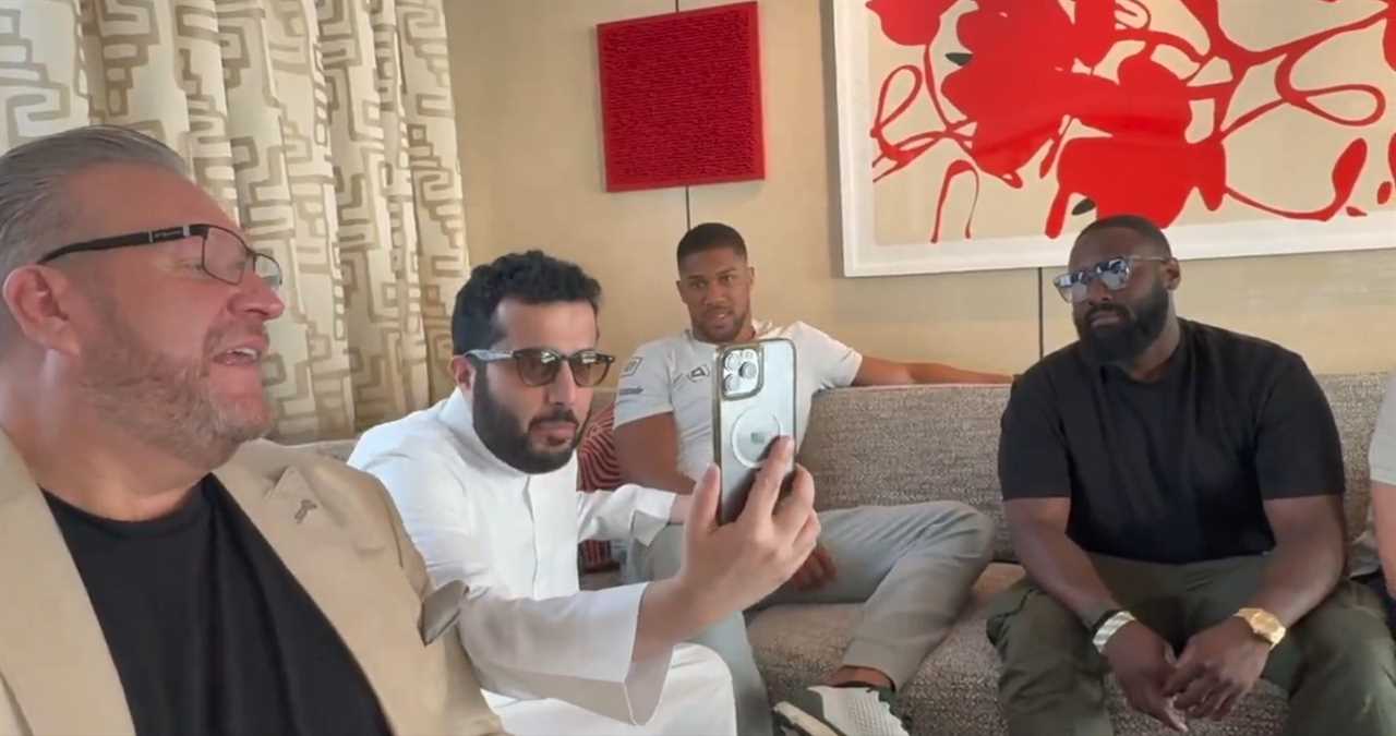 Anthony Joshua Mocks Tyson Fury's Appearance in FaceTime Showdown