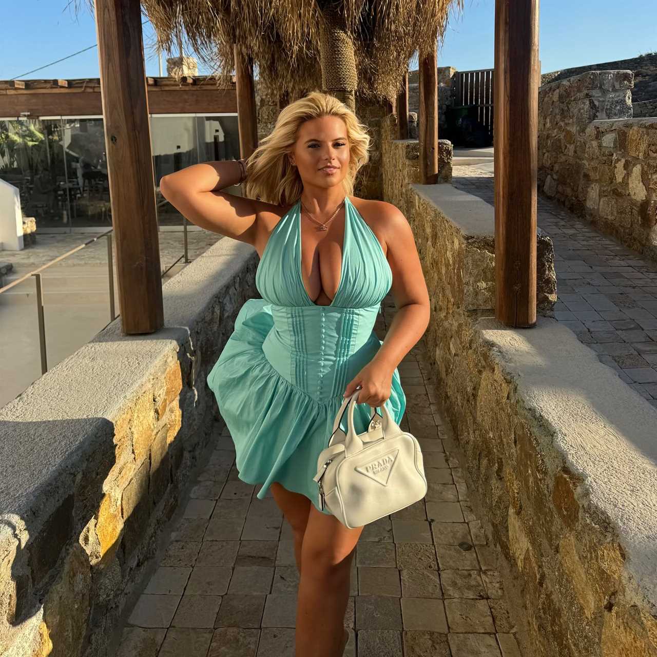 Apollonia Llewellyn Stuns Fans with Marilyn Monroe-Inspired Look
