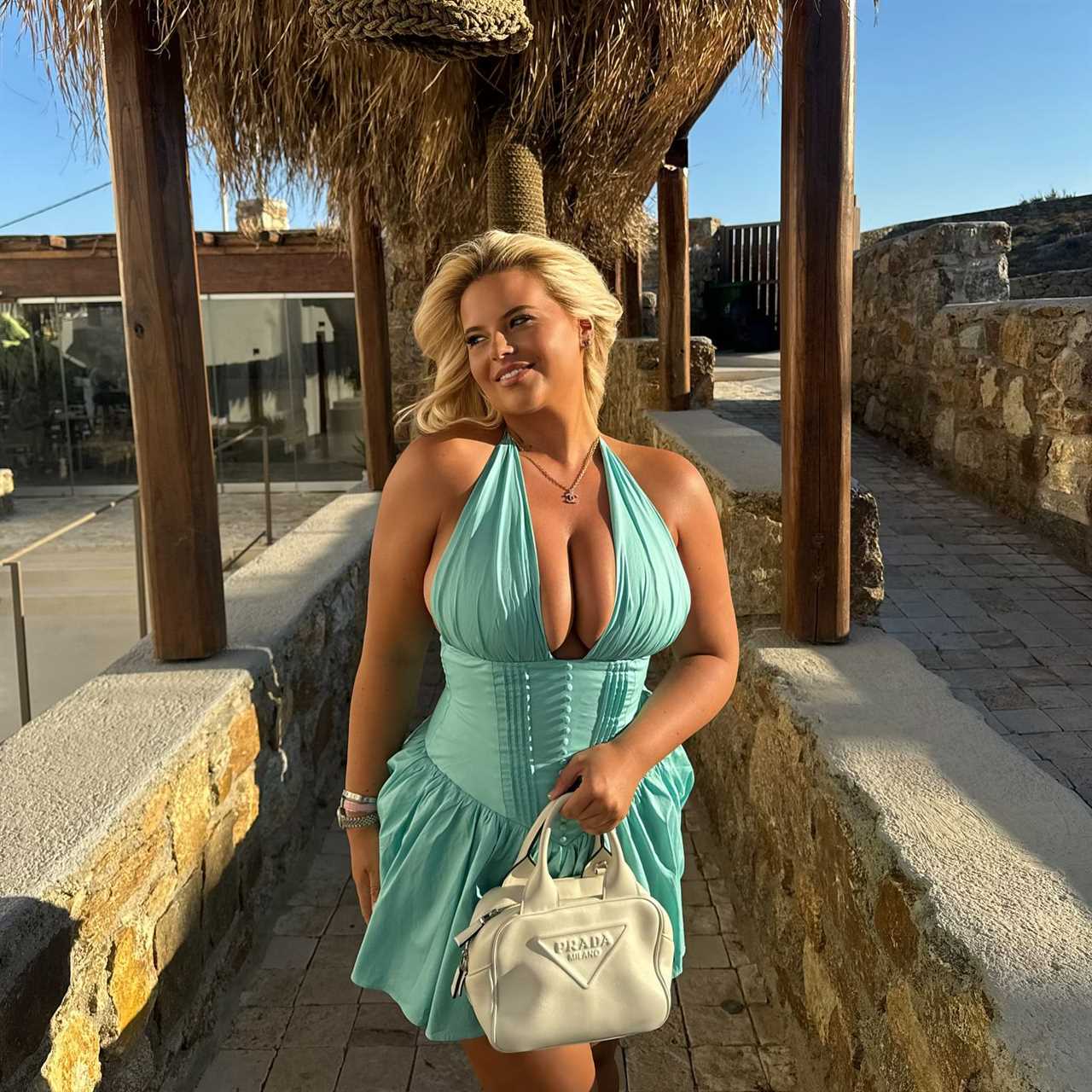 Apollonia Llewellyn Stuns Fans with Marilyn Monroe-Inspired Look