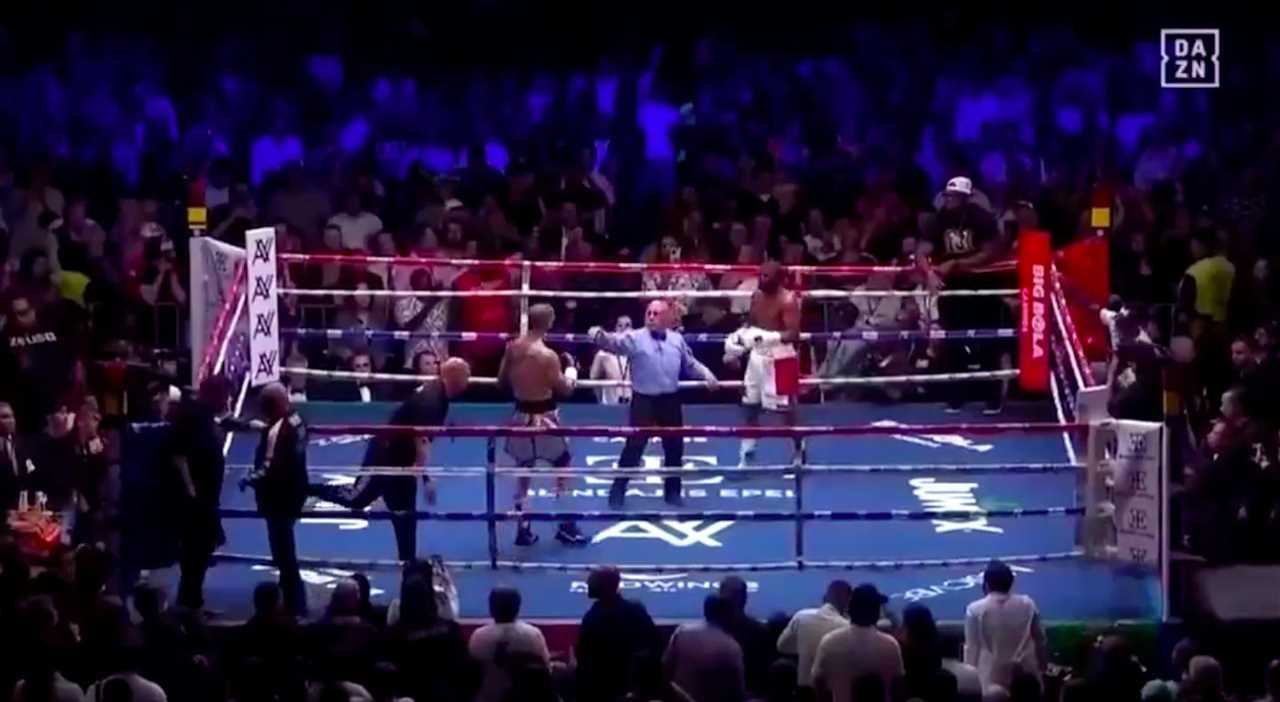 Floyd Mayweather's Exhibition Rematch Ends in Referee Controversy