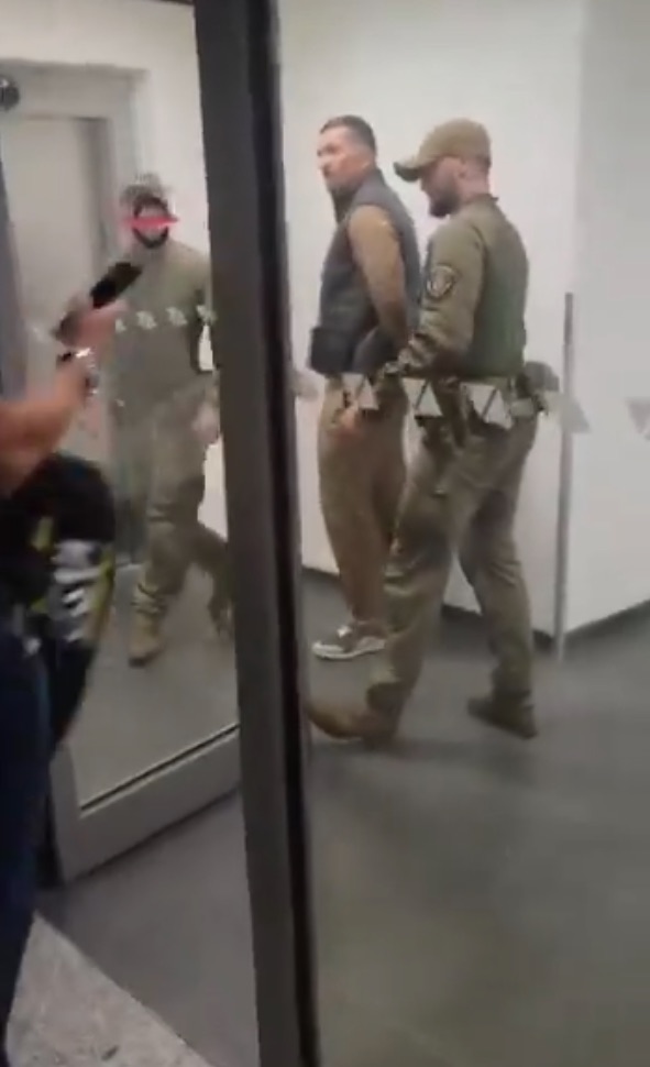 Boxing Champ Oleksandr Usyk Led Away in Handcuffs at Airport