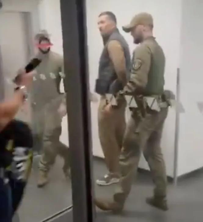 Oleksandr Usyk Detained by Uniformed Officers at Krakow Airport