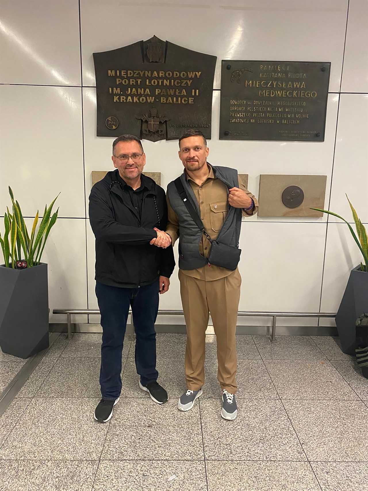 Oleksandr Usyk Detained by Uniformed Officers at Krakow Airport