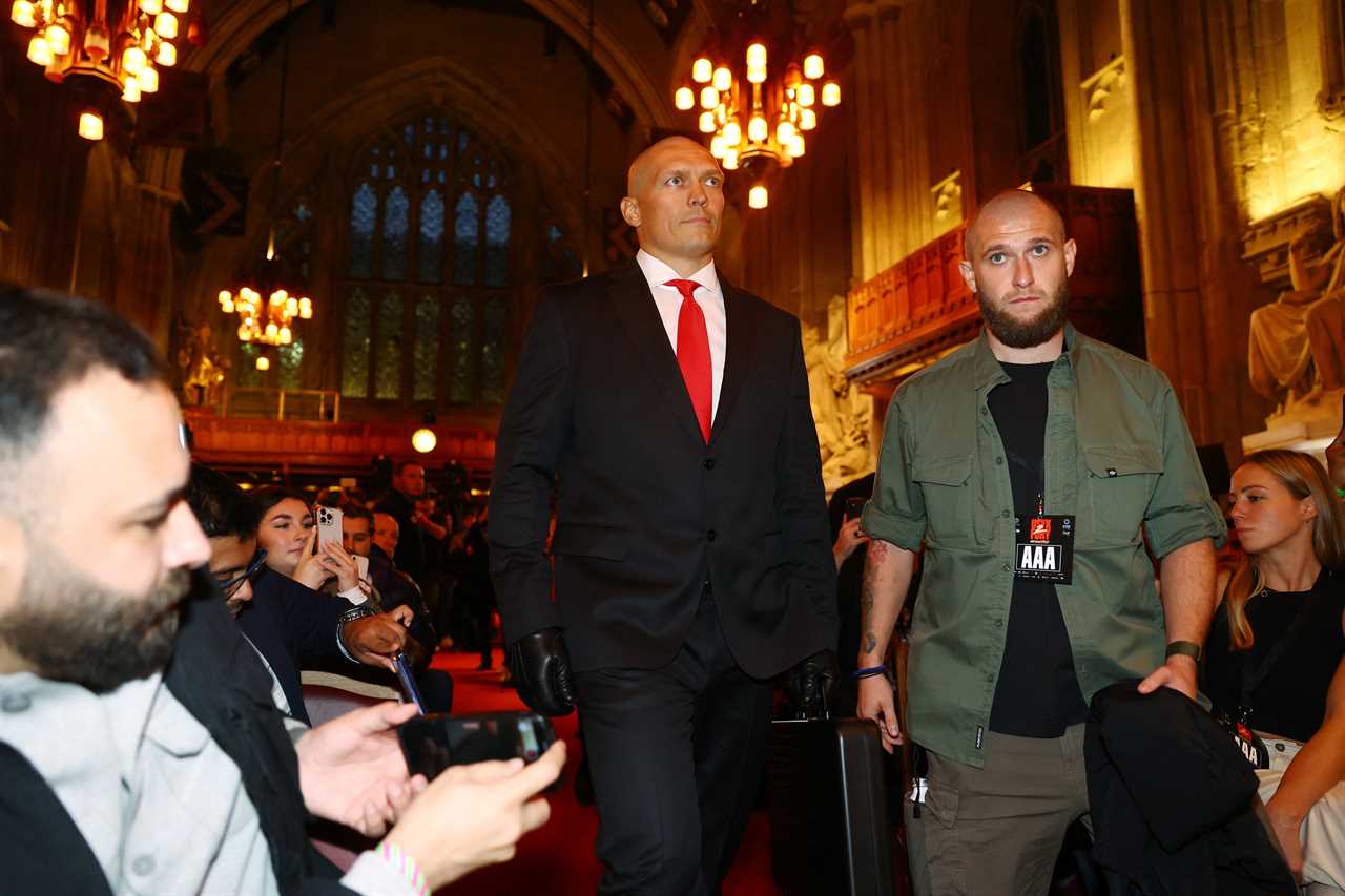 Boxing fans amazed by Oleksandr Usyk's 'Agent 47' look at Tyson Fury press conference
