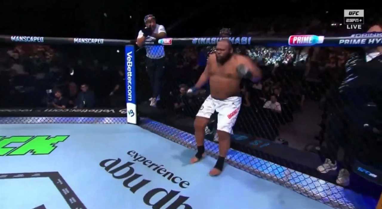 UFC Star Chris Barnett Appears to Injure Ankle Moments Before Fight