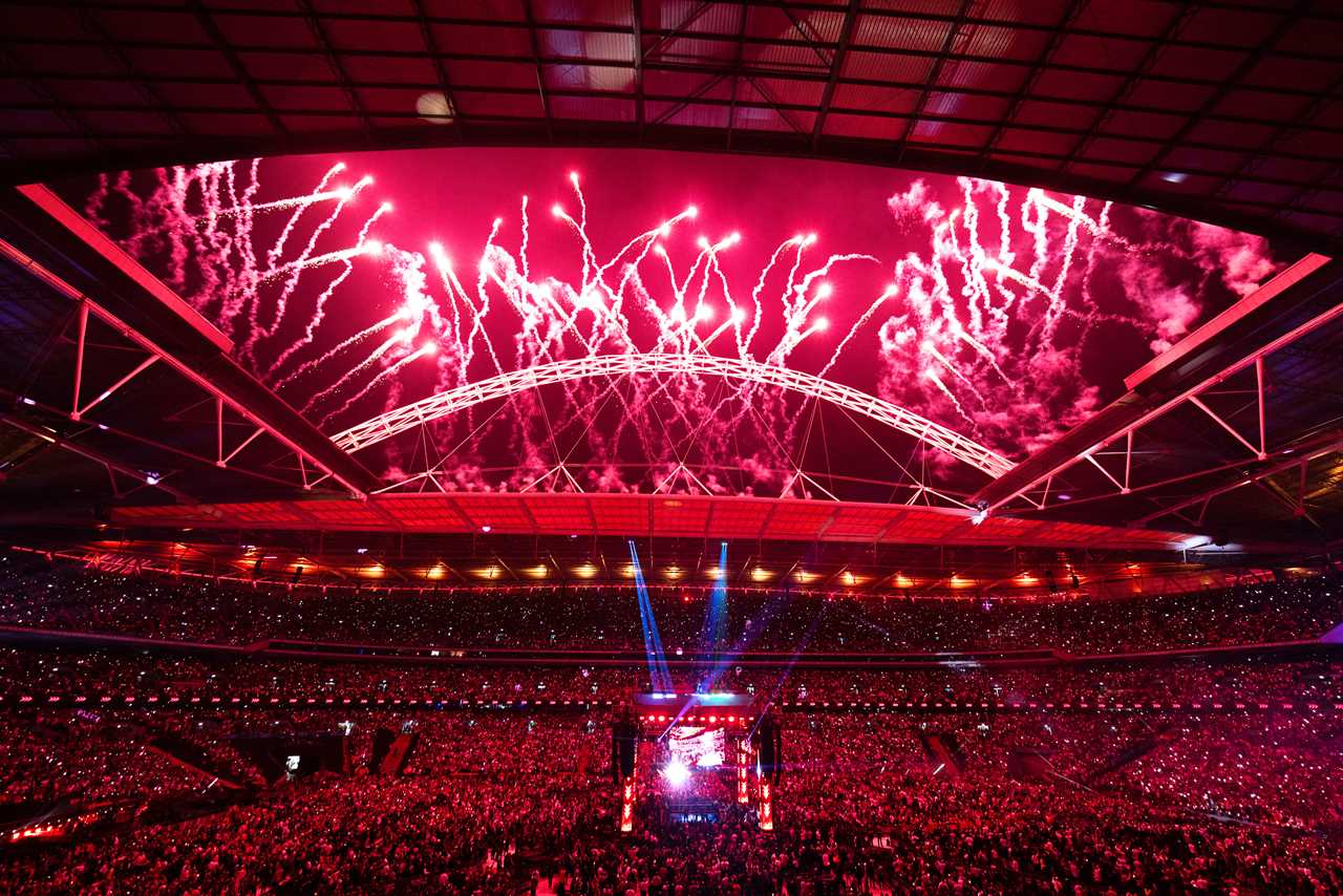 Canelo Alvarez in Talks for UK Boxing Debut at Wembley Stadium