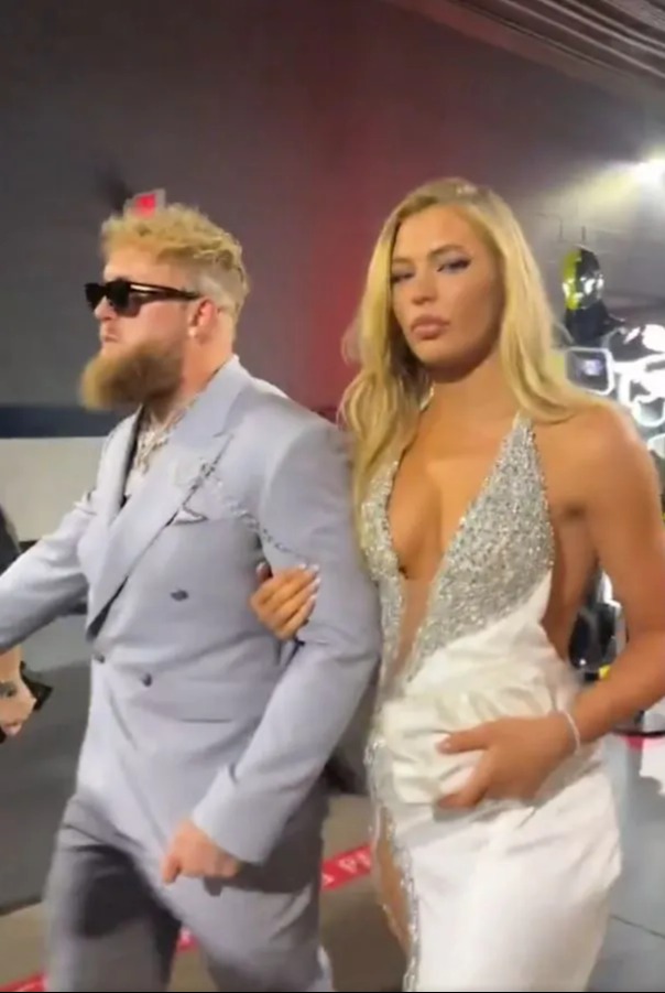 Jake Paul's Girlfriend Jutta Leerdam Steals the Show at Mike Tyson Fight