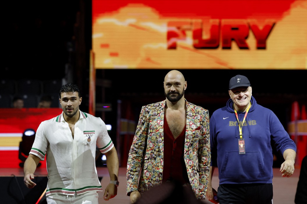 Tyson Fury hints at dad's role in Usyk rematch corner