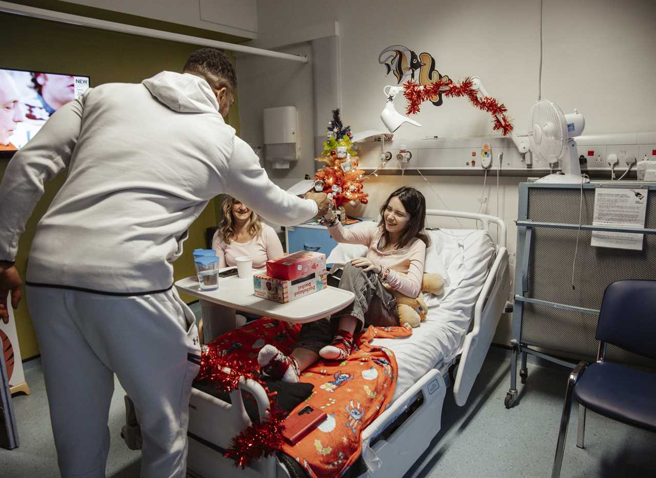 Anthony Joshua Spreads Holiday Cheer at Children's Hospital