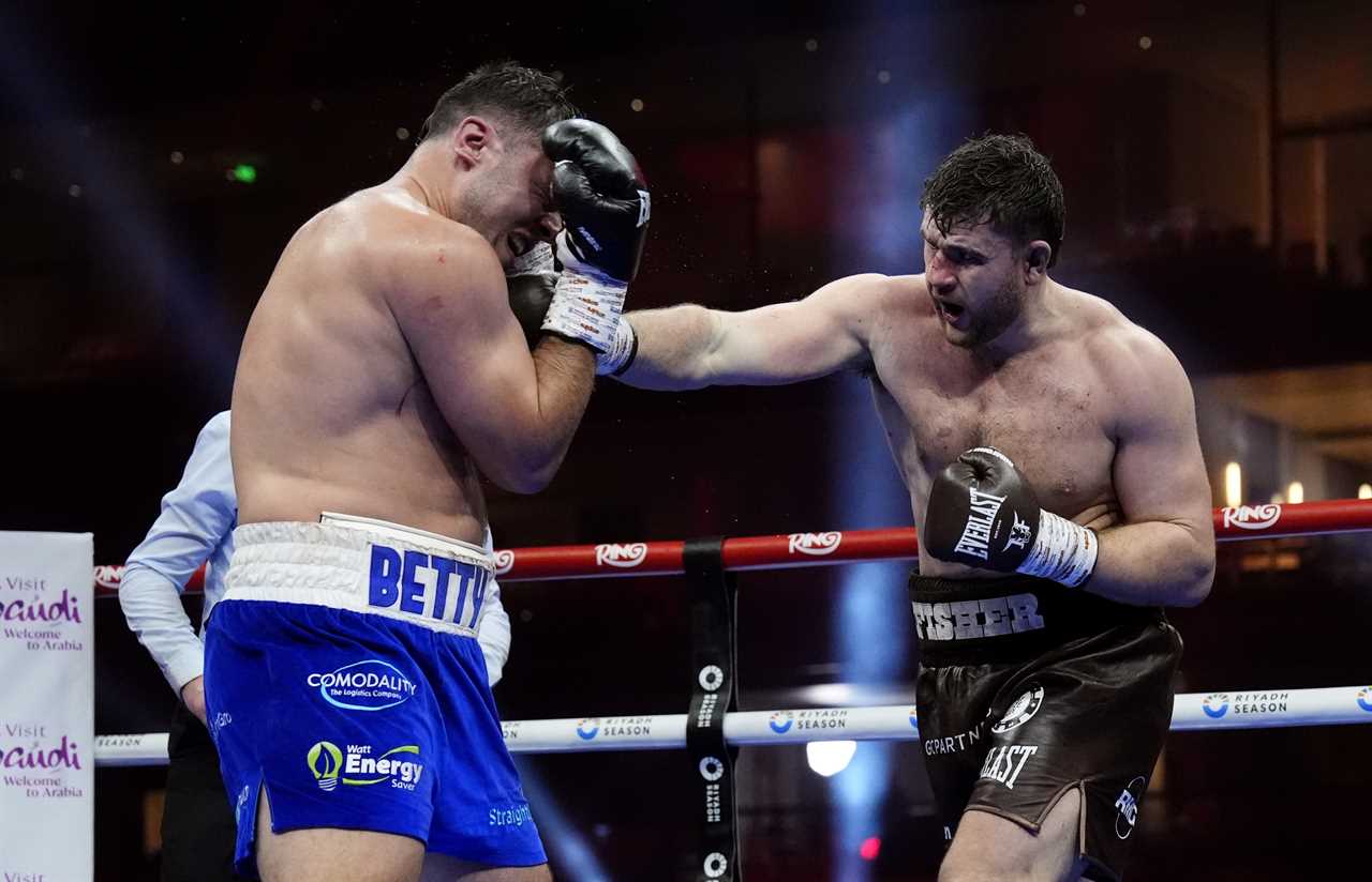Controversial Win: Dave Allen Robbed of Victory Against Johnny Fisher