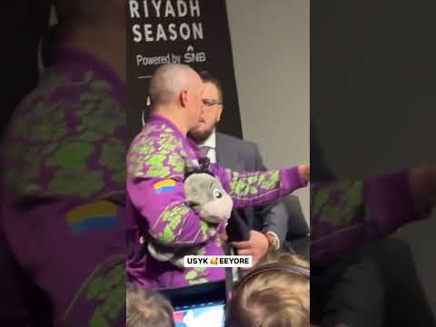 Usyk taking care of his daughter’s cuddly toy 😍