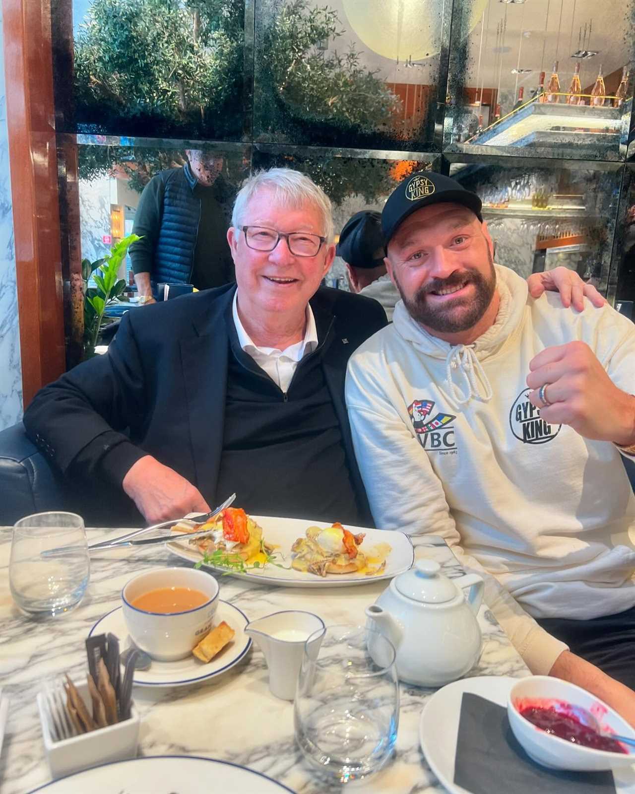 TYSON FURY ENJOYS BREAKFAST WITH SIR ALEX FERGUSON